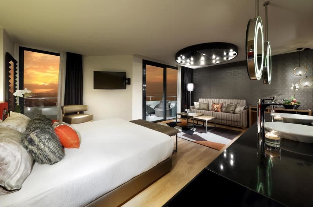 rooms-studio-suite-gold-balcony-or-terrace