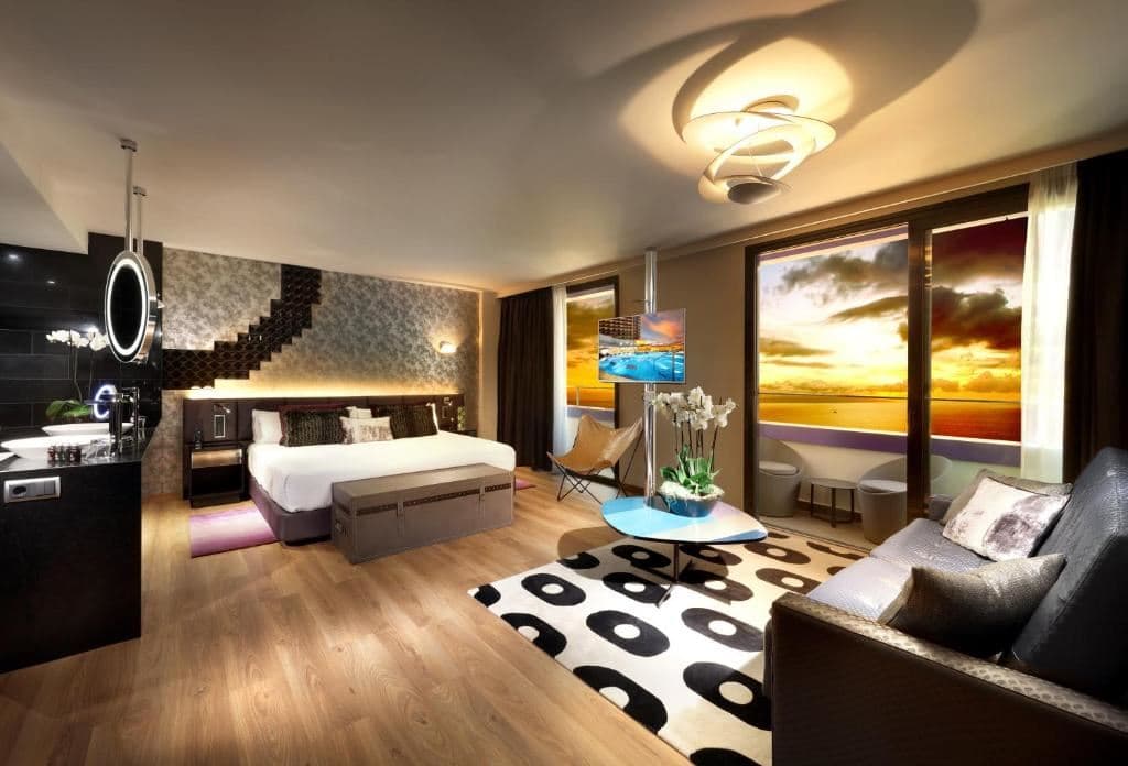 rooms-rock-royalty-studio-suite-balcony-or-terrace