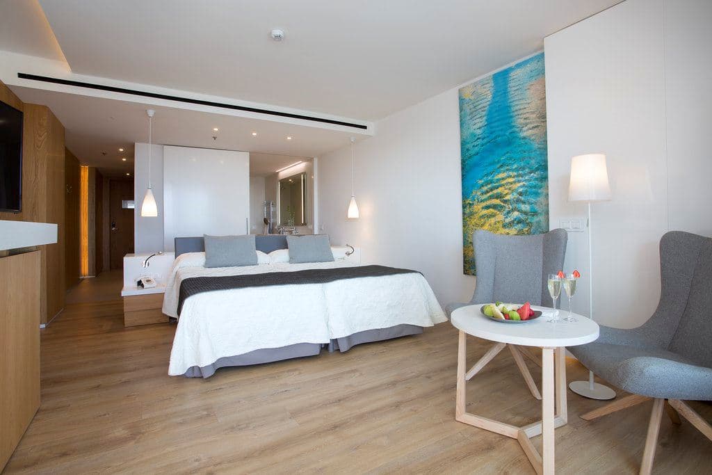 rooms-junior-suite-pool-view-with-balcony