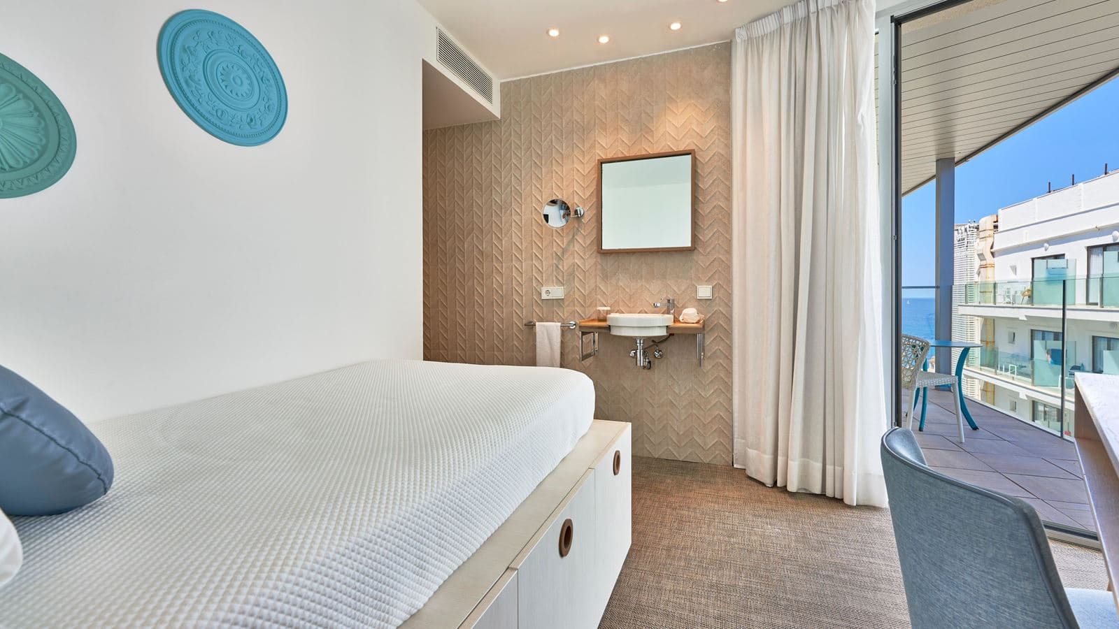 rooms-double-single-use-superior-lateral-sea-view-balcony