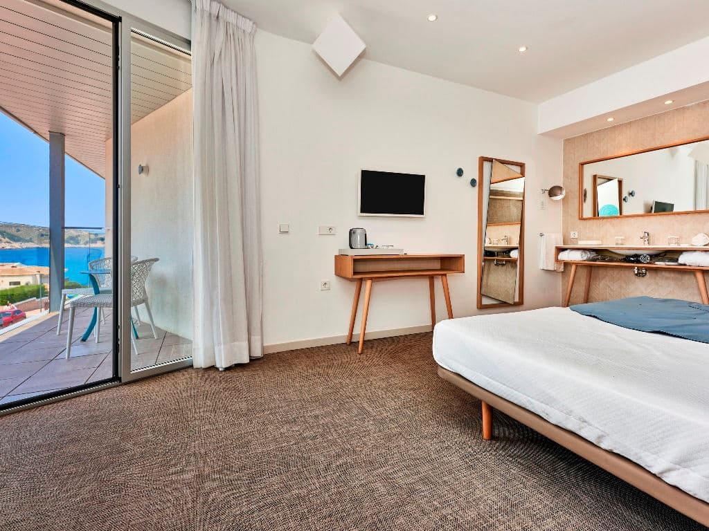 rooms-room-double-sideseaview