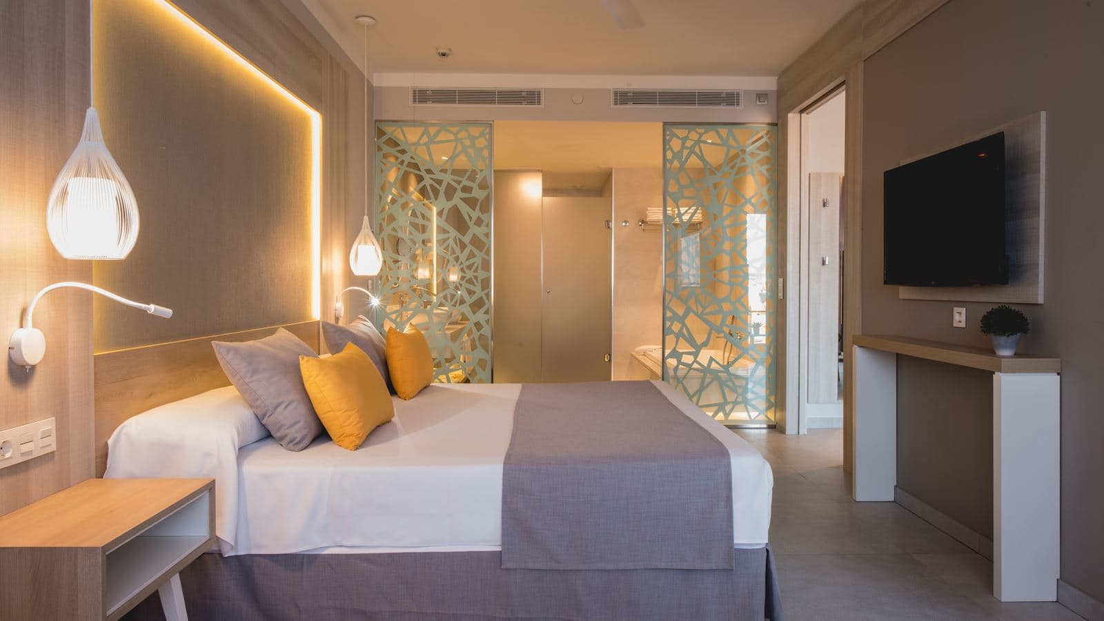 rooms-junior-suite-swim-up-balcony-or-terrace