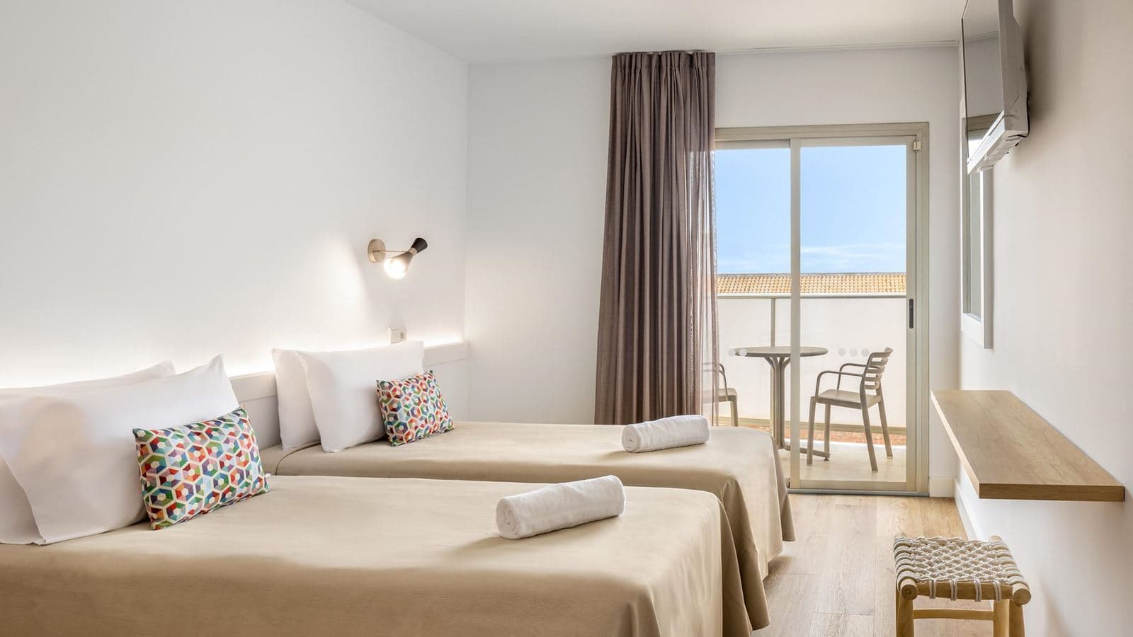 rooms-twin-room-balcony-or-terrace