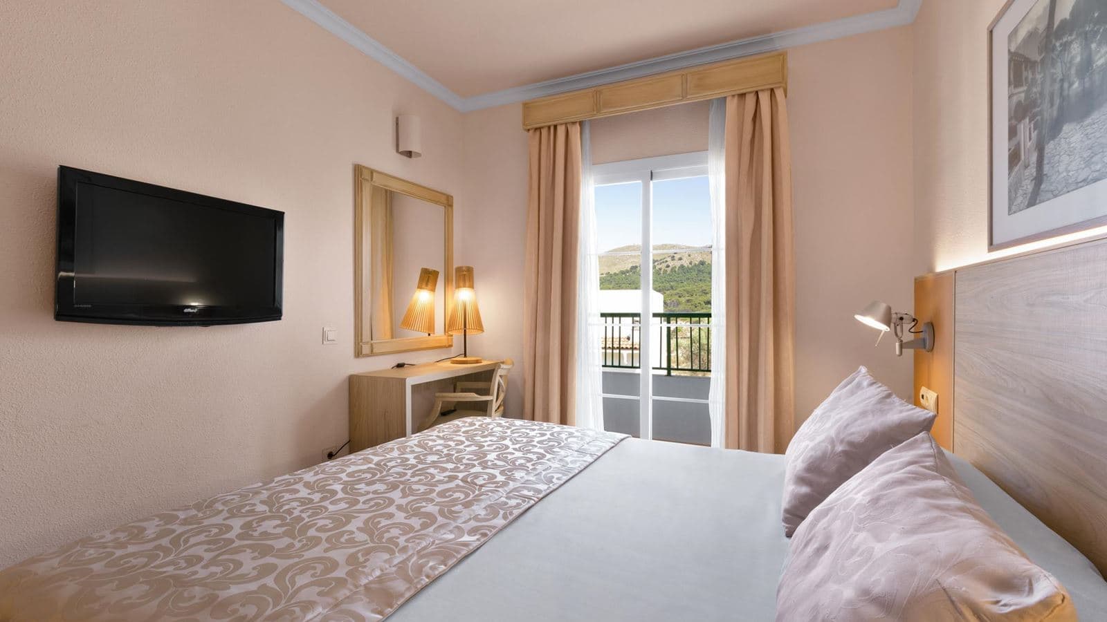 rooms-apt-1-bedroom-balcony-or-terrace