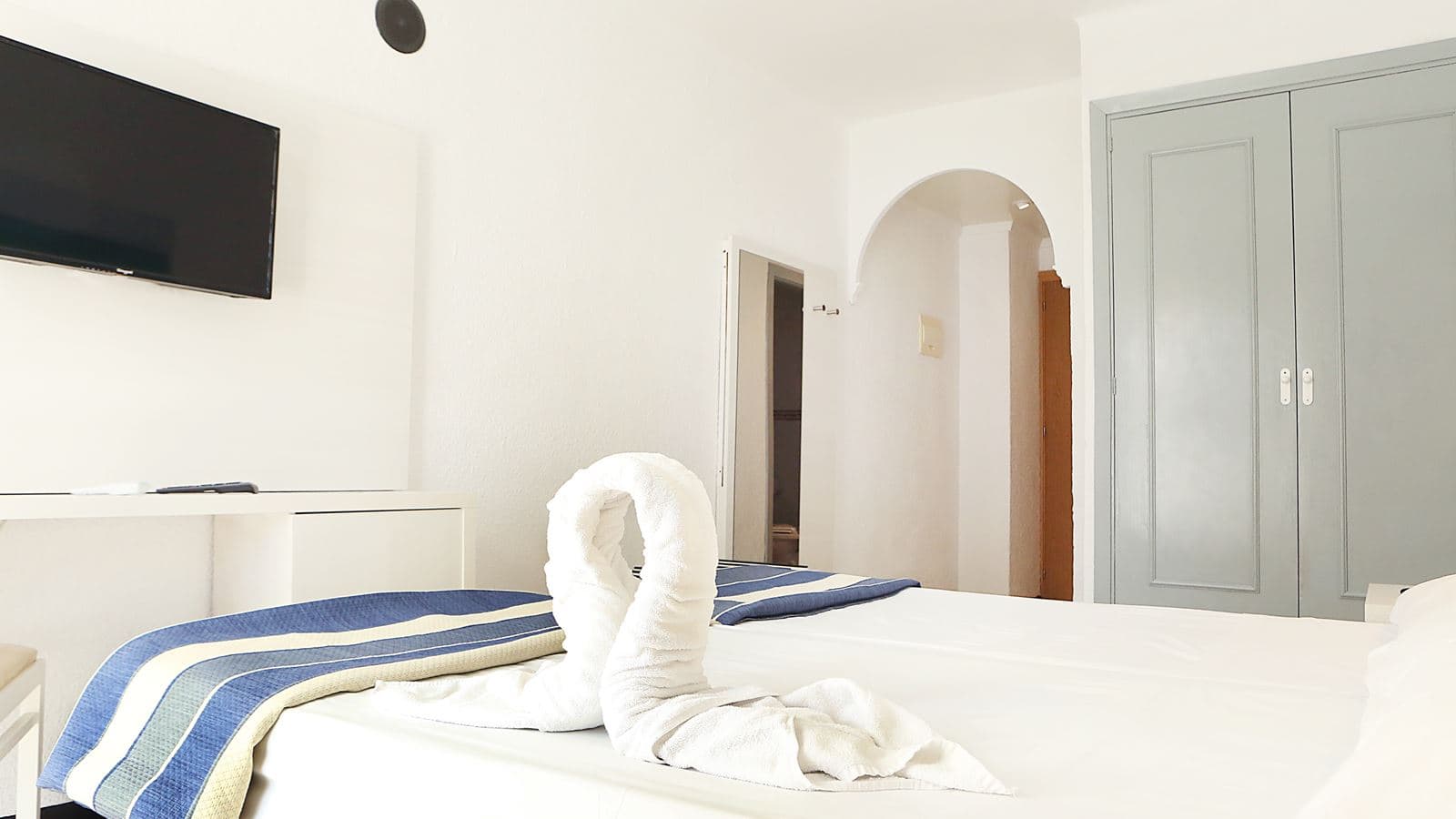rooms-db--twin-room-balcony-or-terrace