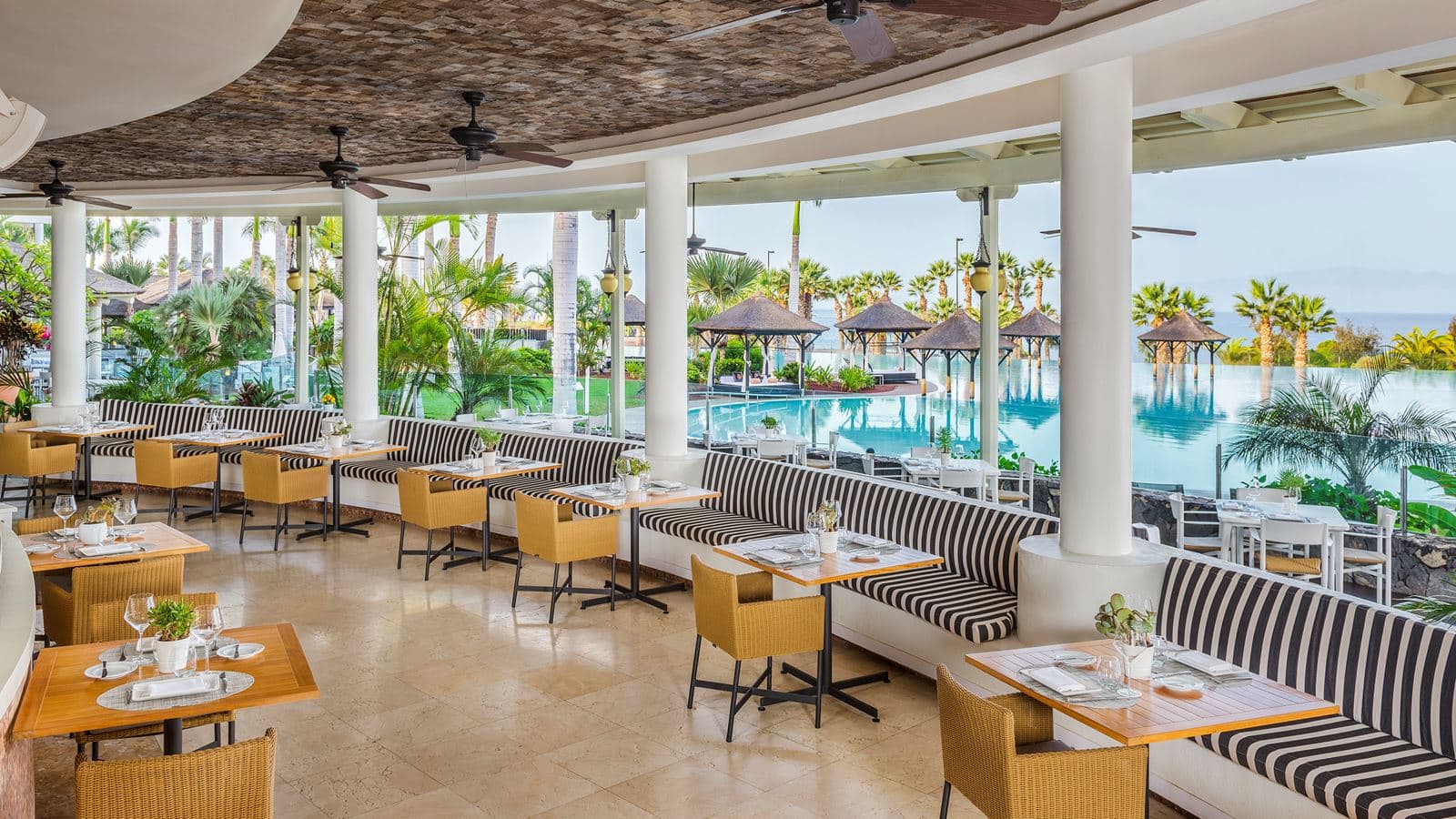 restaurants-oasis-pool-grill