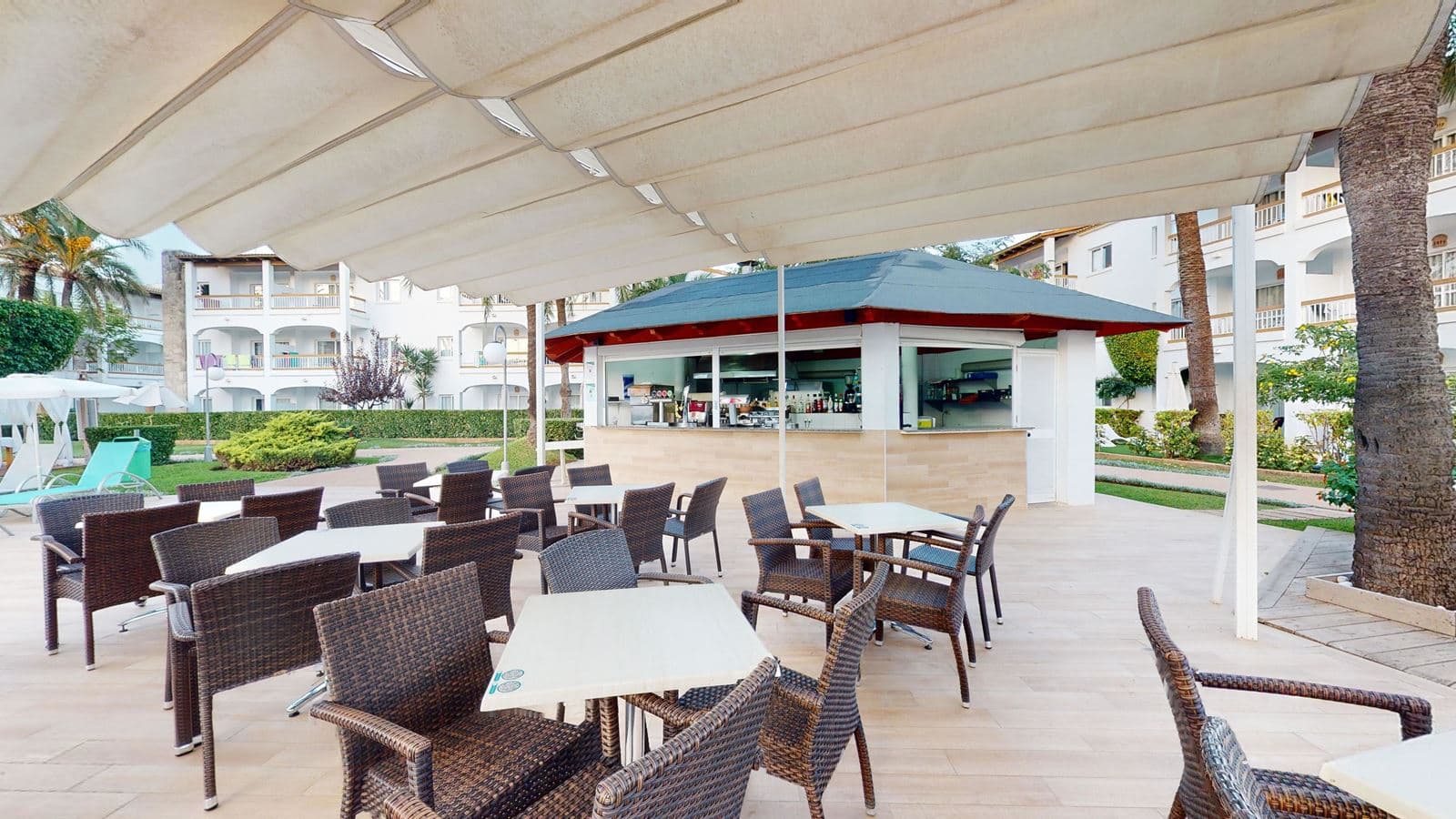 restaurants-pool-barcafeteria