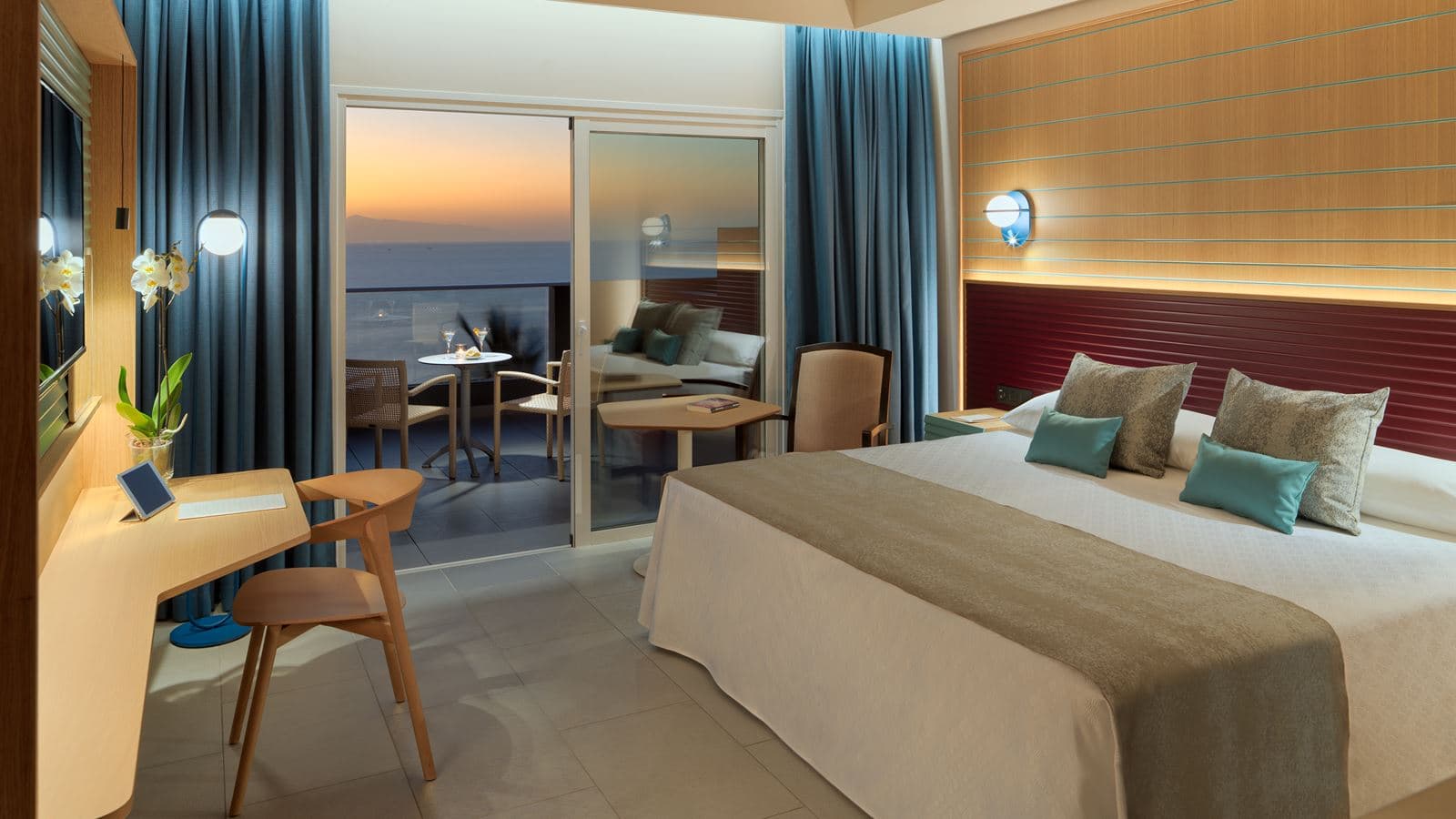 rooms-junior-suite-sea-view-balcony-or-terrace