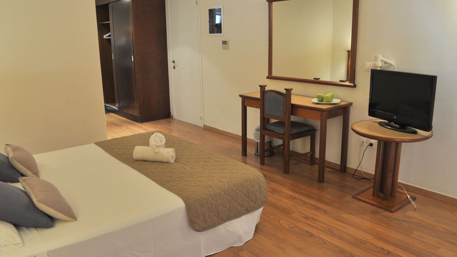 rooms-family-room-2-bedroom
