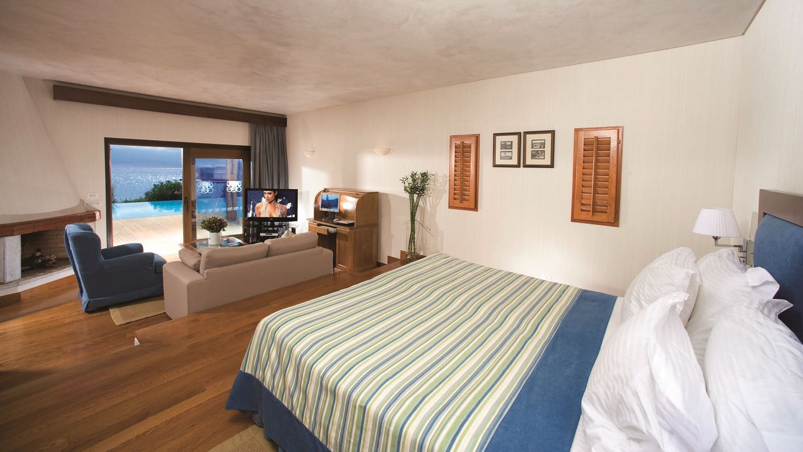 rooms-the-grand-suite-front-sea-view-with-private-heated-pool