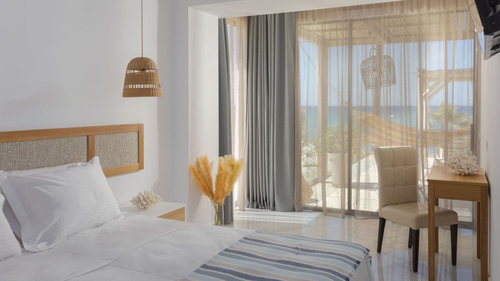 rooms-luxury-grand-suit-sea-view-terrace