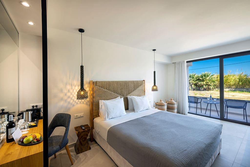 rooms-deluxe-room-balcony