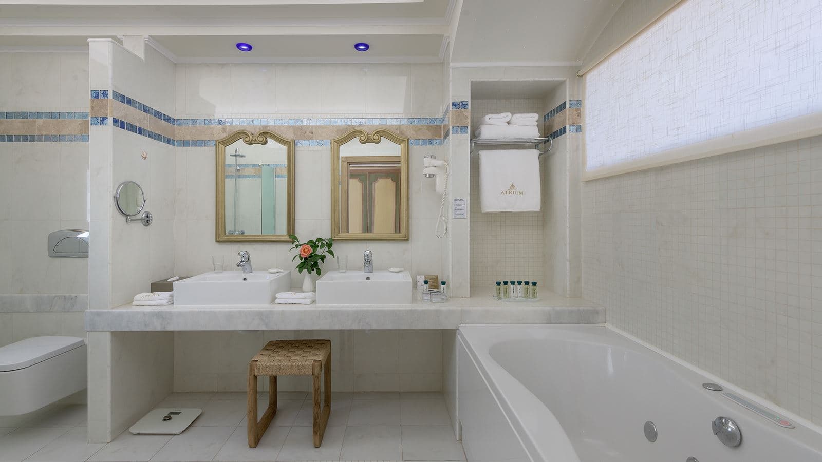 rooms-platinum-beach-junior-suite-sv-with-pool--signature-collection