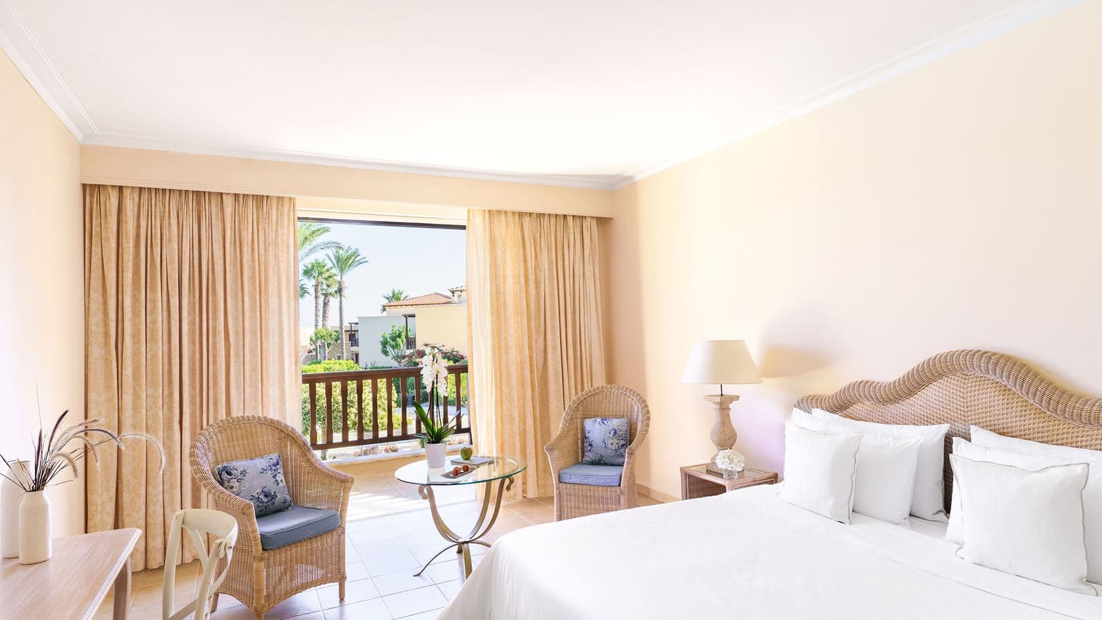 rooms-grand-family-room