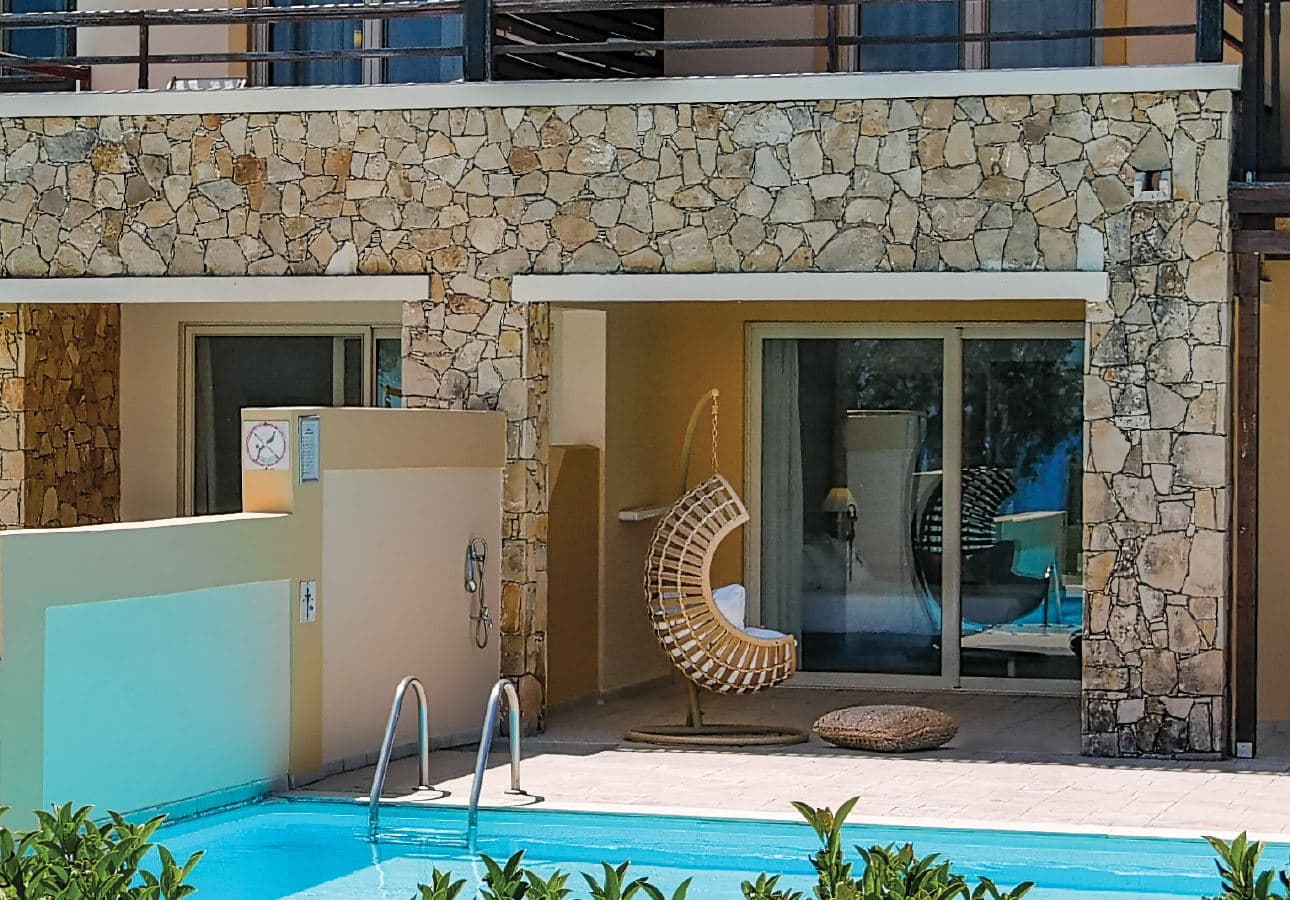 rooms-luxury-family-suite-first-row-sea-view-private-pool