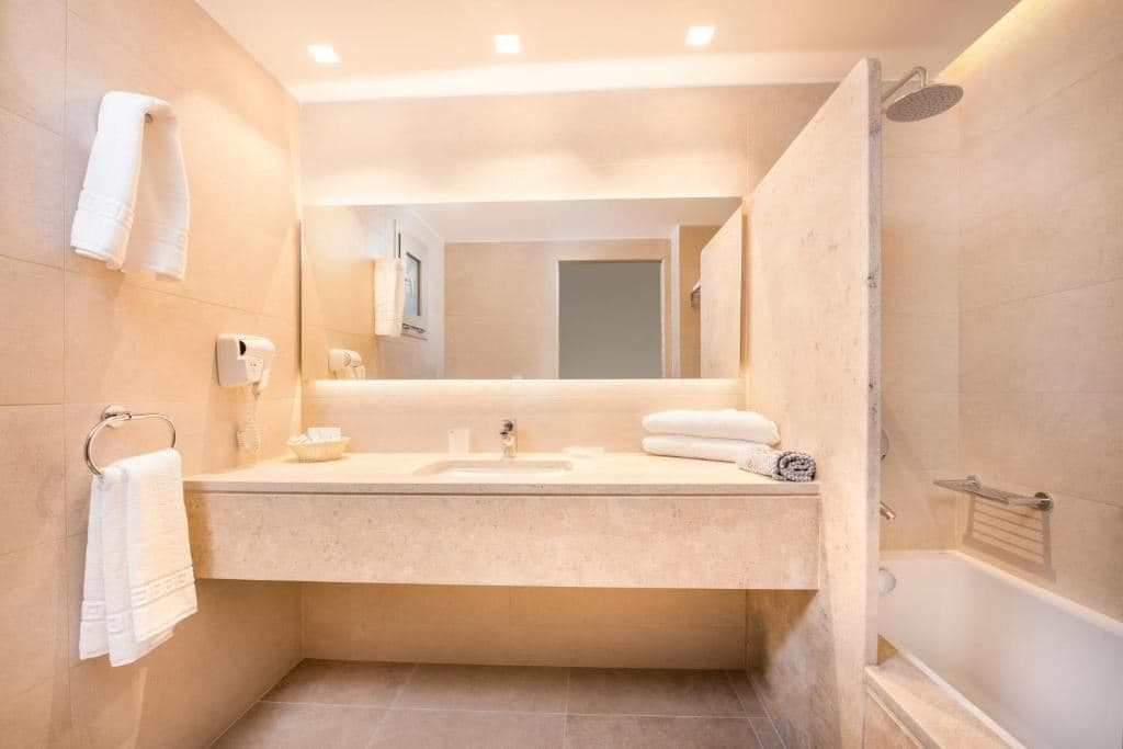 rooms-superior-double-room-sea-front-balcony-or-terrace