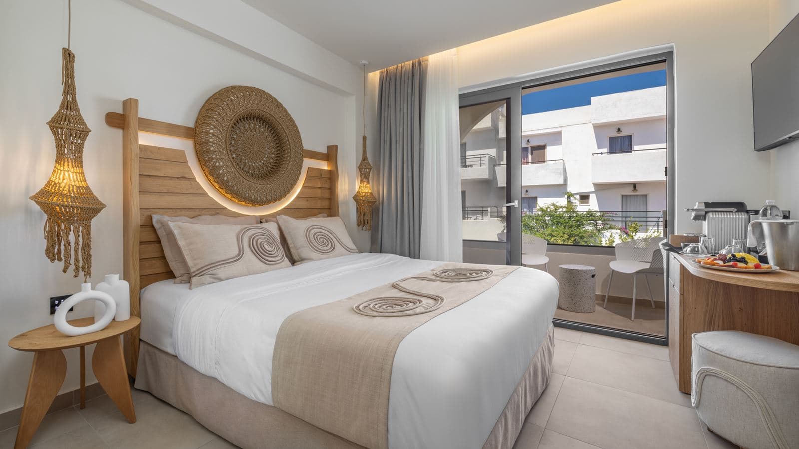 rooms-double-room-deluxe-gardenpool-view-balcony