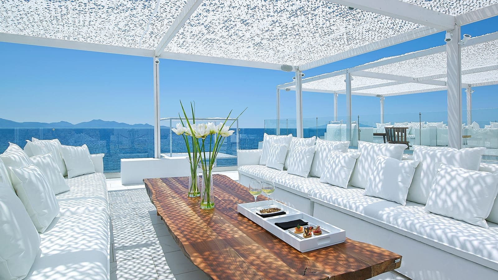 bars-white-lounge