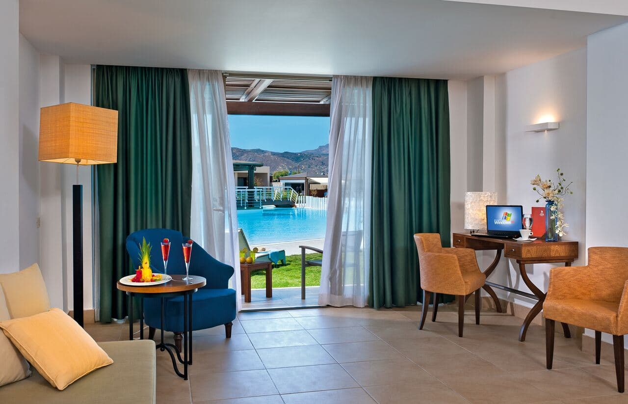rooms-superior-junior-suite-sea-view-direct-pool