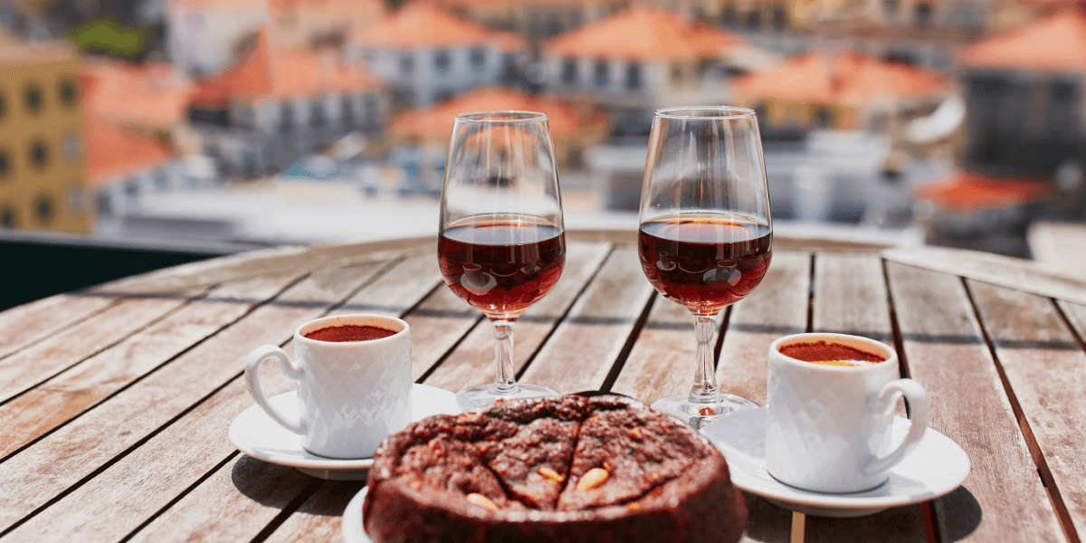 Madeirské víno: Poznejte jedinečnou chuť ostrova věčného jara