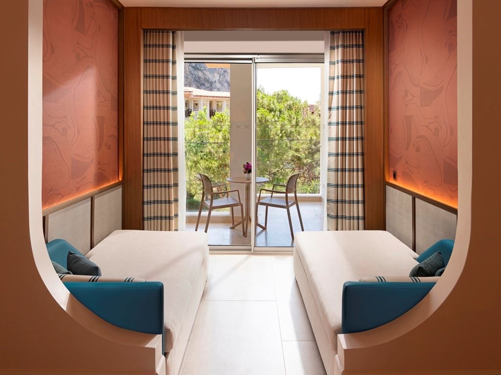 rooms-deluxe-large-land-side-type-2d