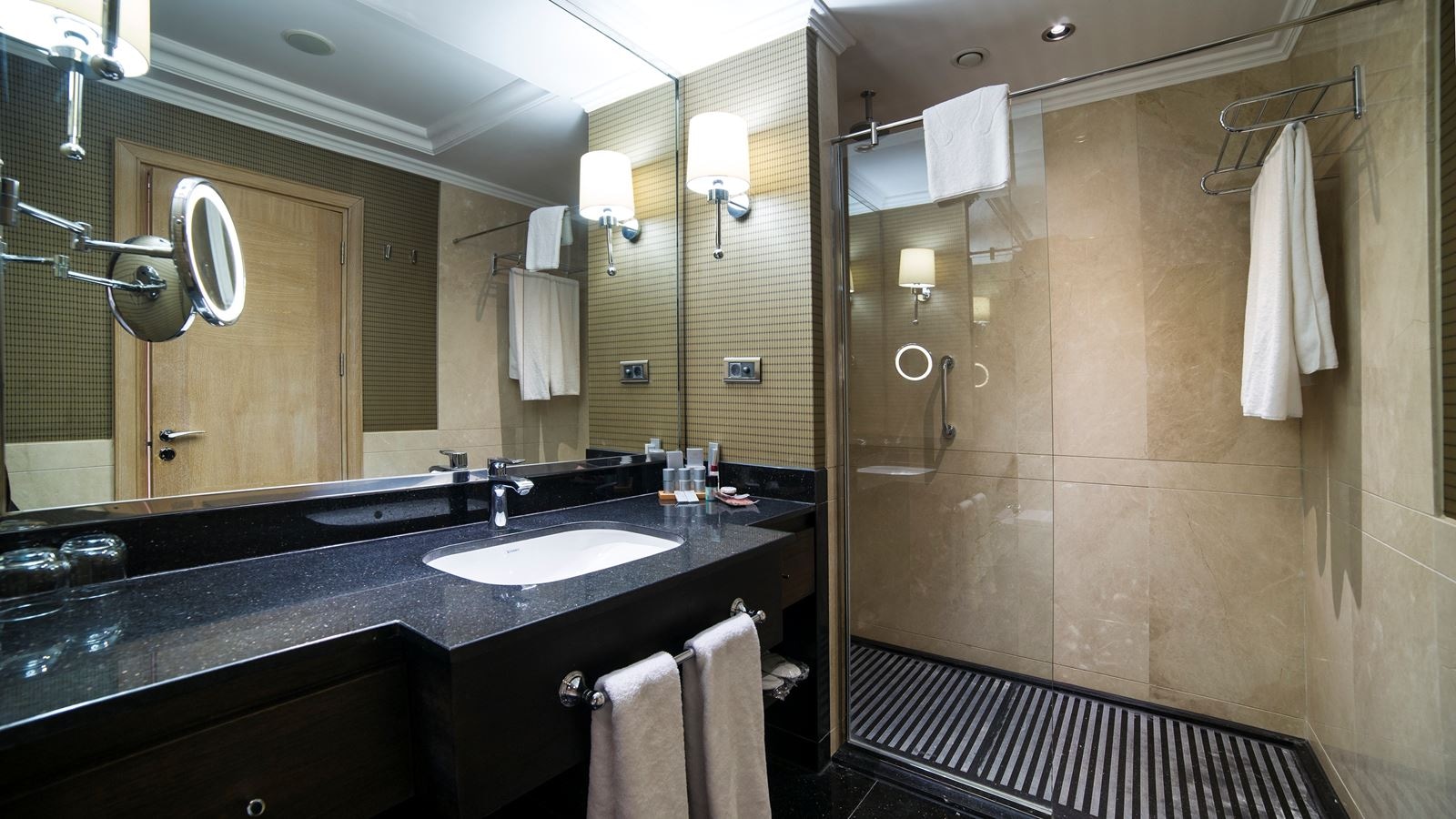 rooms-deluxe-land-view