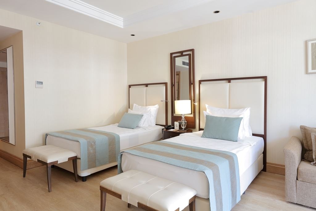 rooms-deluxe-side-sea-view