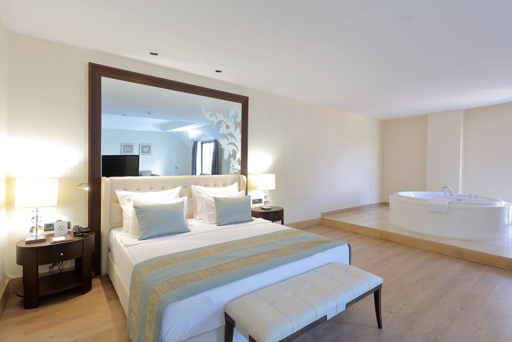 rooms-honeymoon-suite