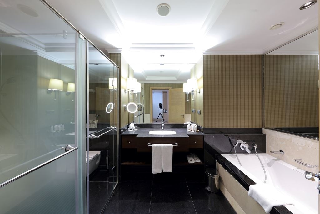 rooms-honeymoon-suite