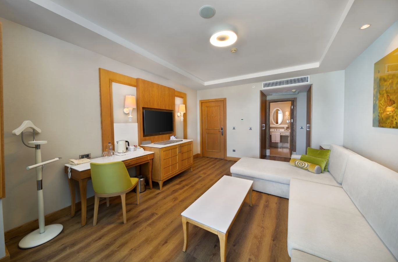 rooms-suite-room-landgolf-view