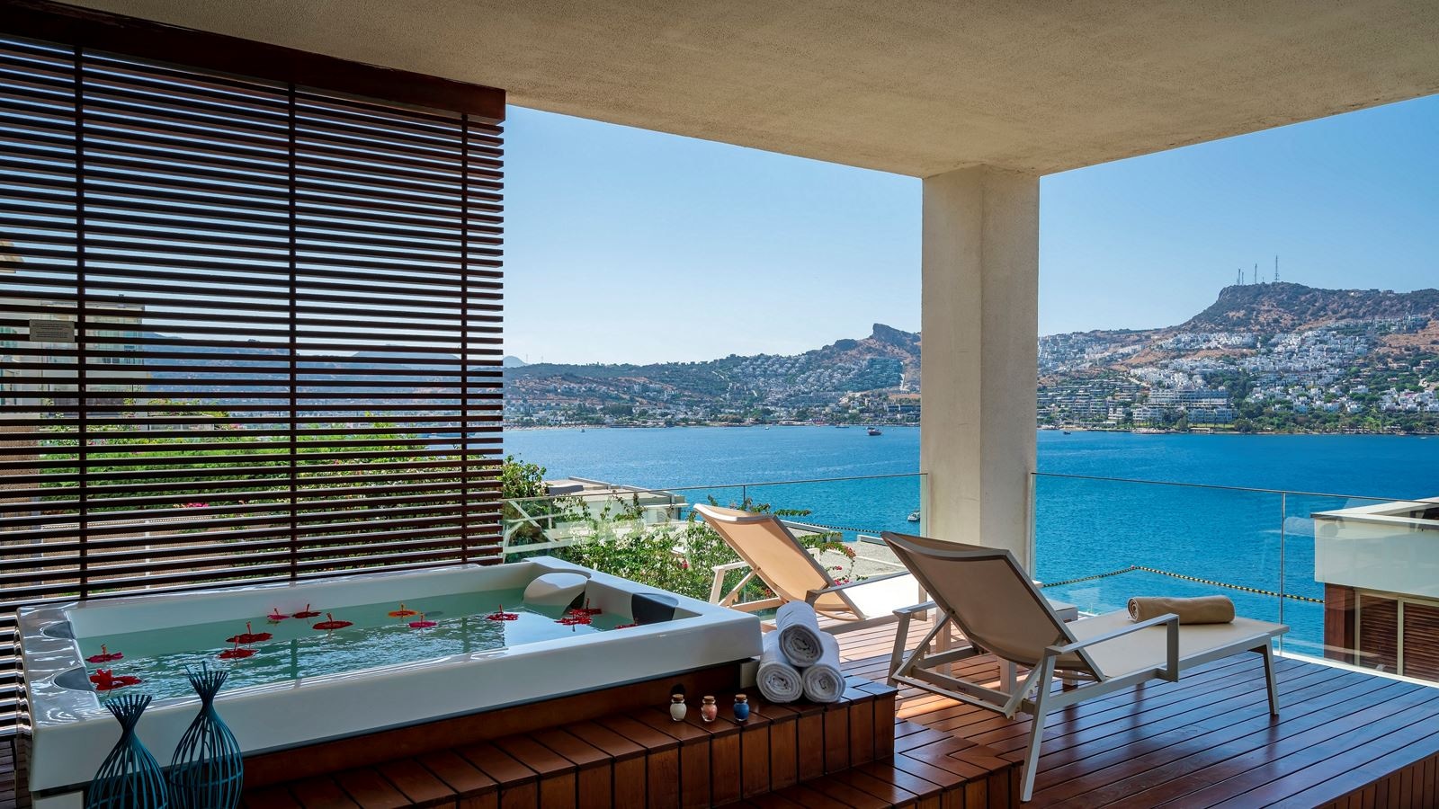 rooms-bodrum-suite-with-living-room