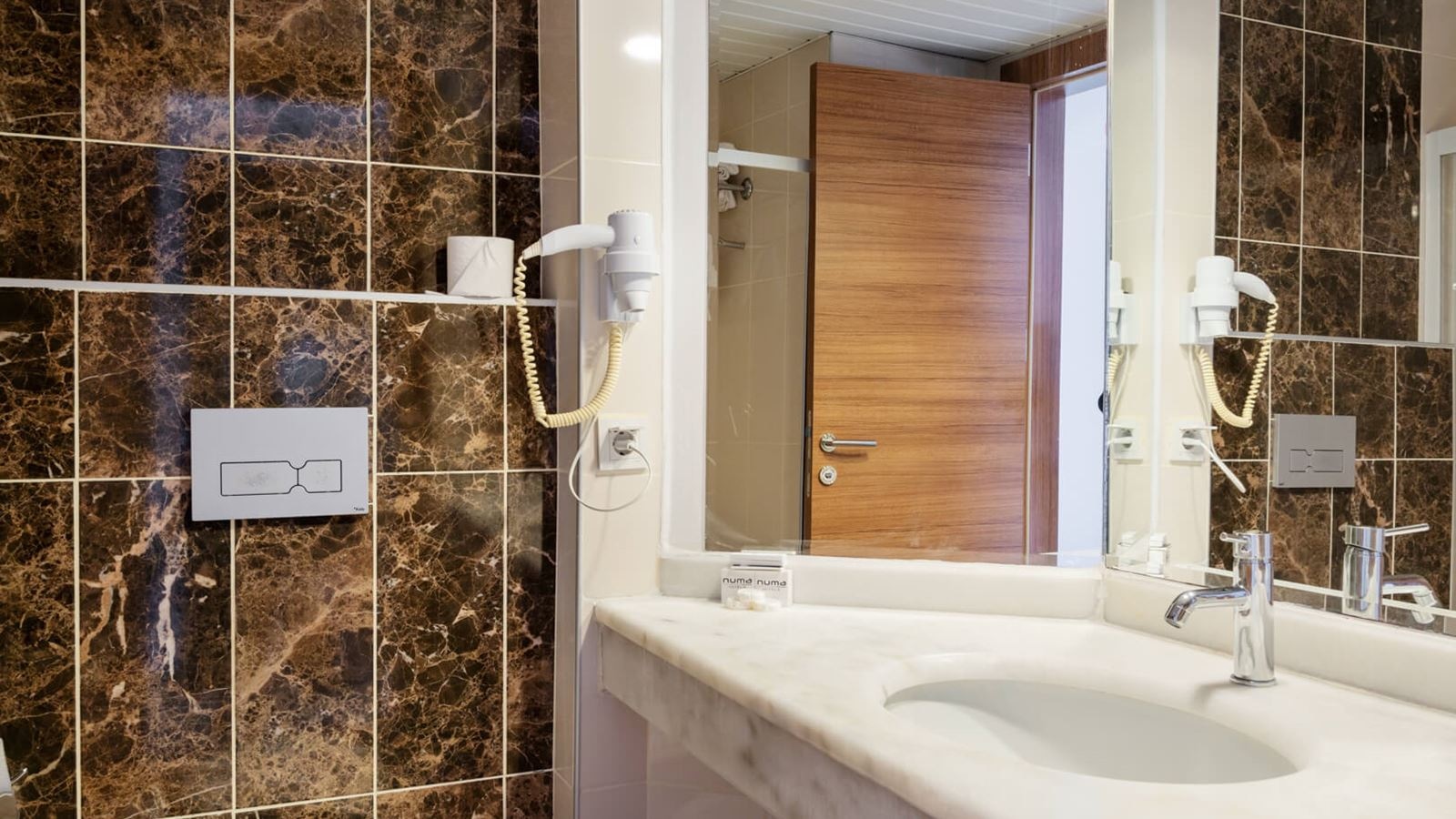 rooms-standard-room-poolview