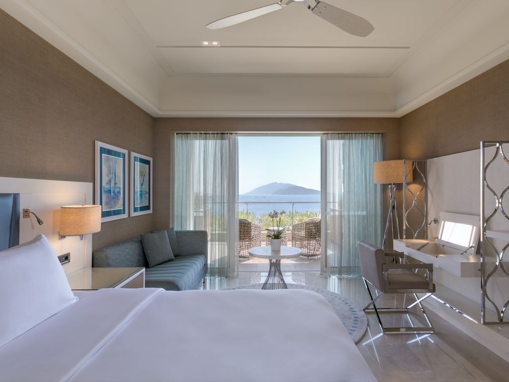 rooms-deluxe-room-sea-view-balcony