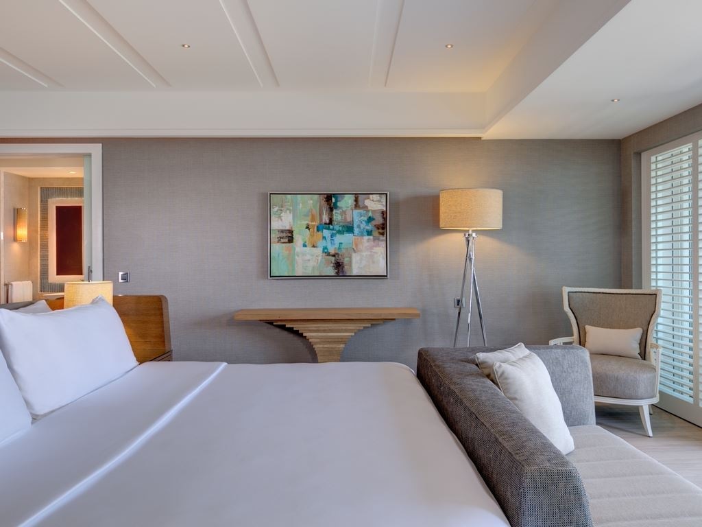 rooms-deluxe-marine-suite-sea-view-balcony