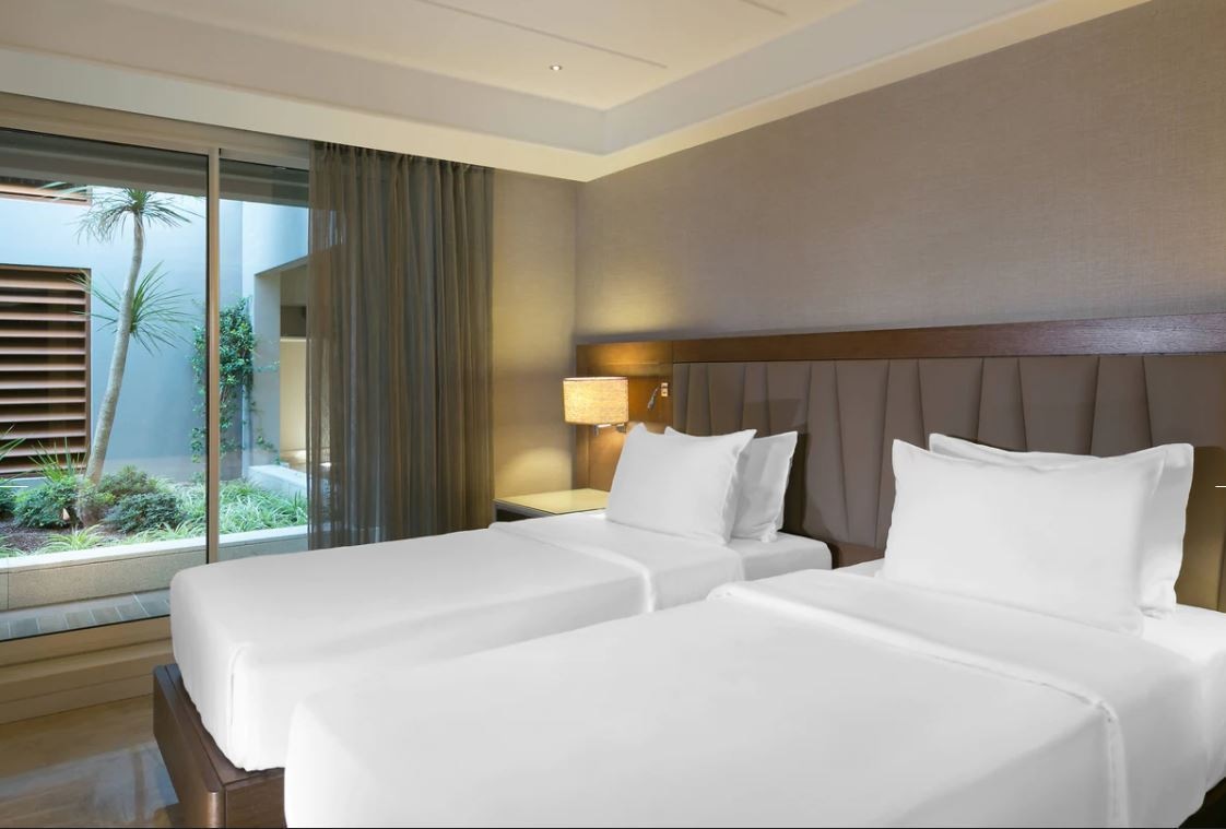 rooms-two-bedroom-suite-sea-view-balcony