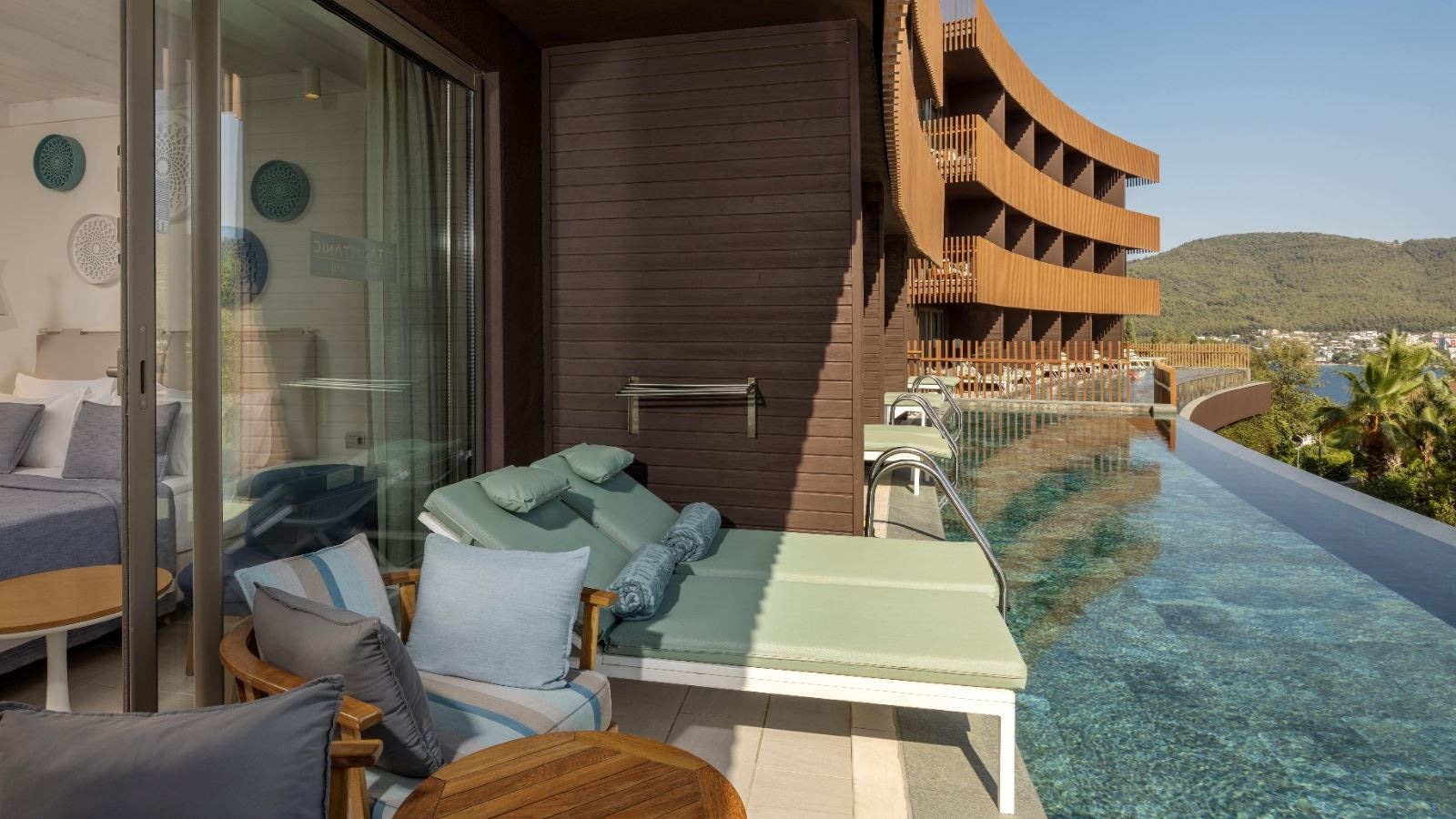 rooms-swim-up-family-room