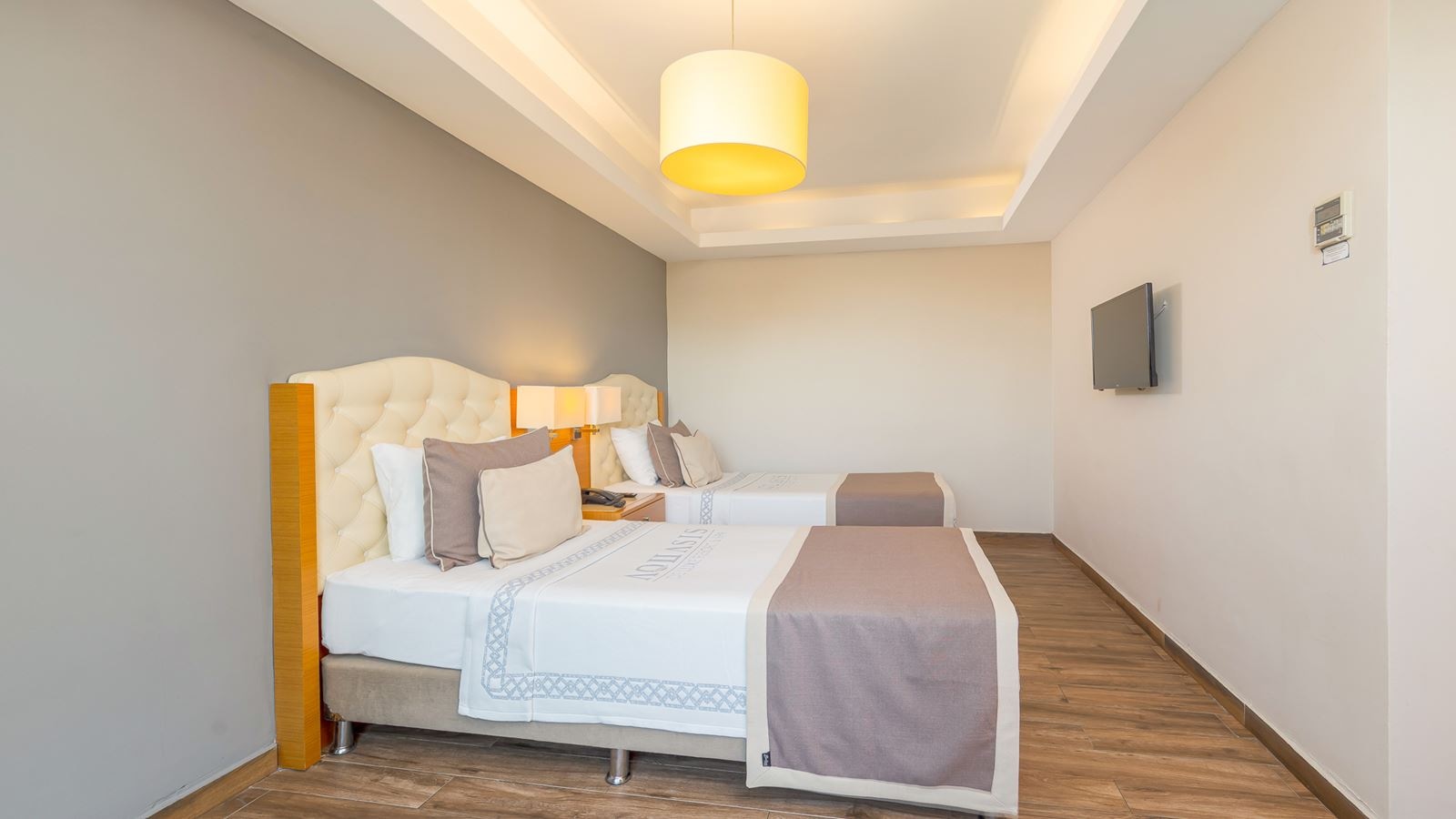 rooms-lake-house-family-room-2-bedroom-+-1-living-room