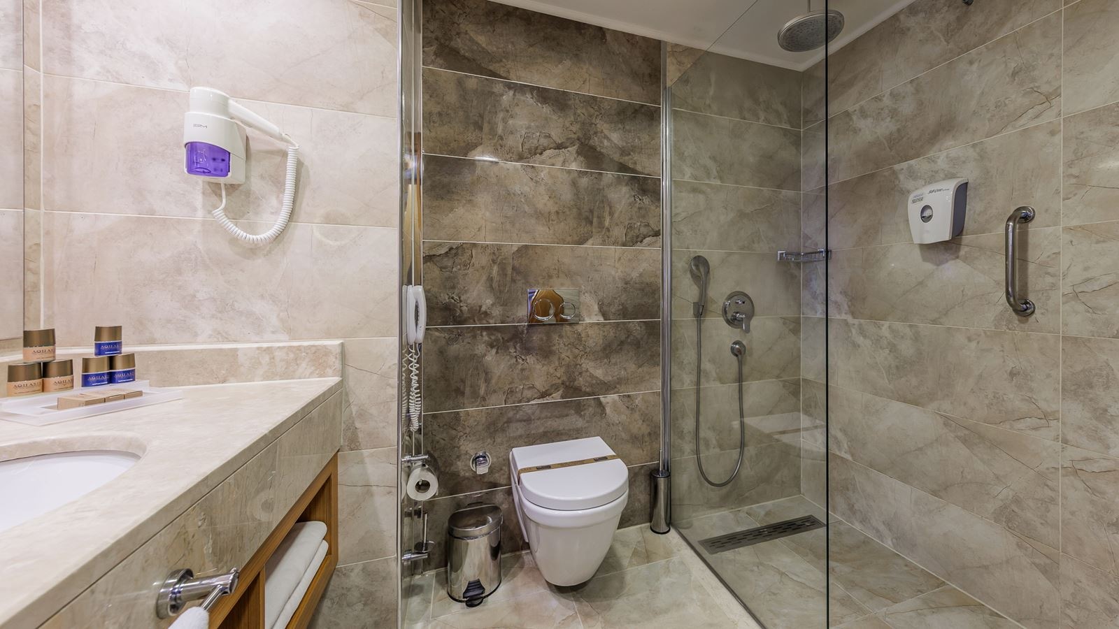 rooms-lake-house-family-room-2-bedroom-+-1-living-room