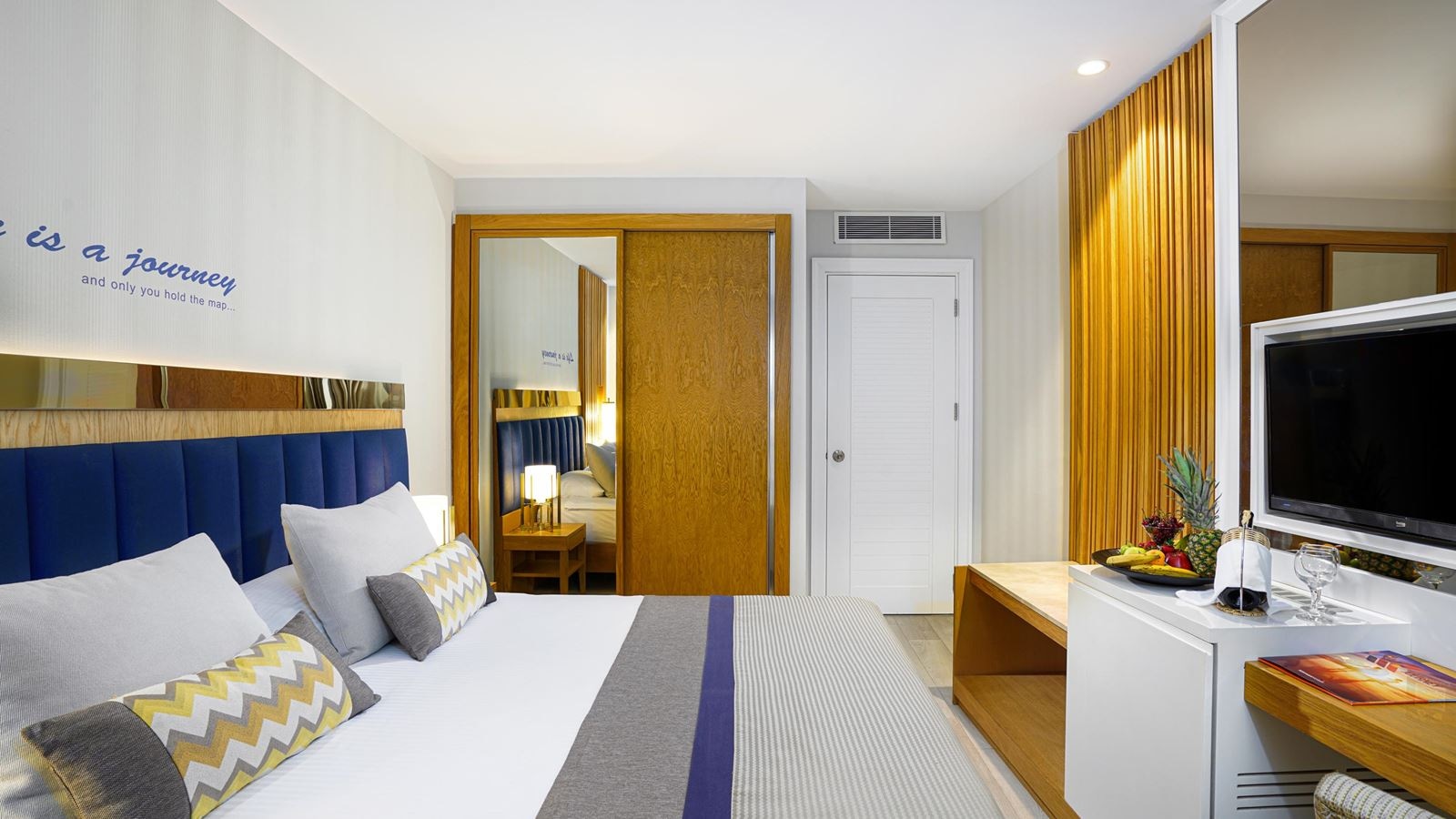 rooms-family-room-land-view