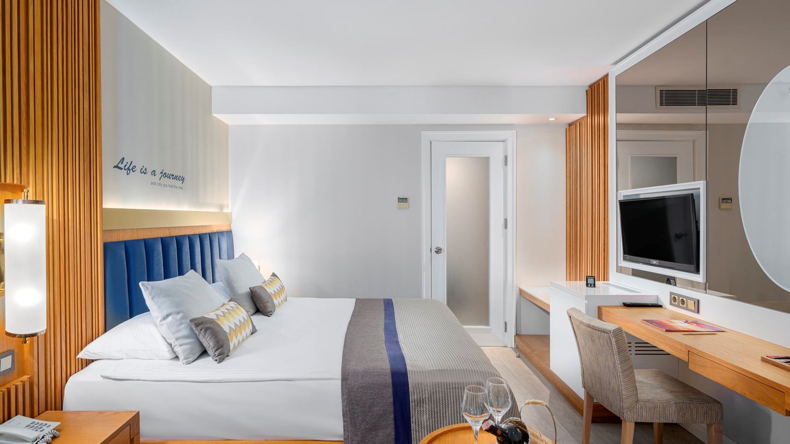 rooms-family-room-jacuzzi-terrace