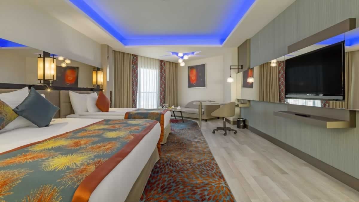 rooms-family-room-land-view