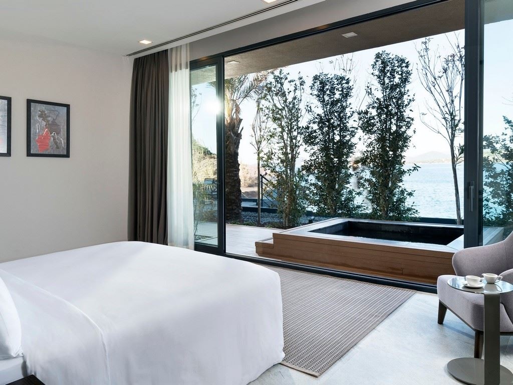 rooms-family-villa-with-garden-jacuzzi