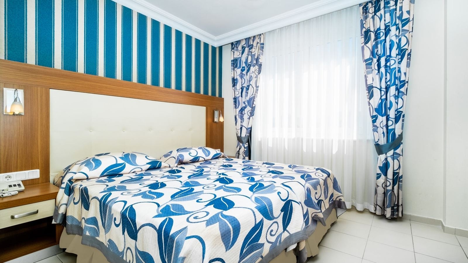 rooms-coral-room