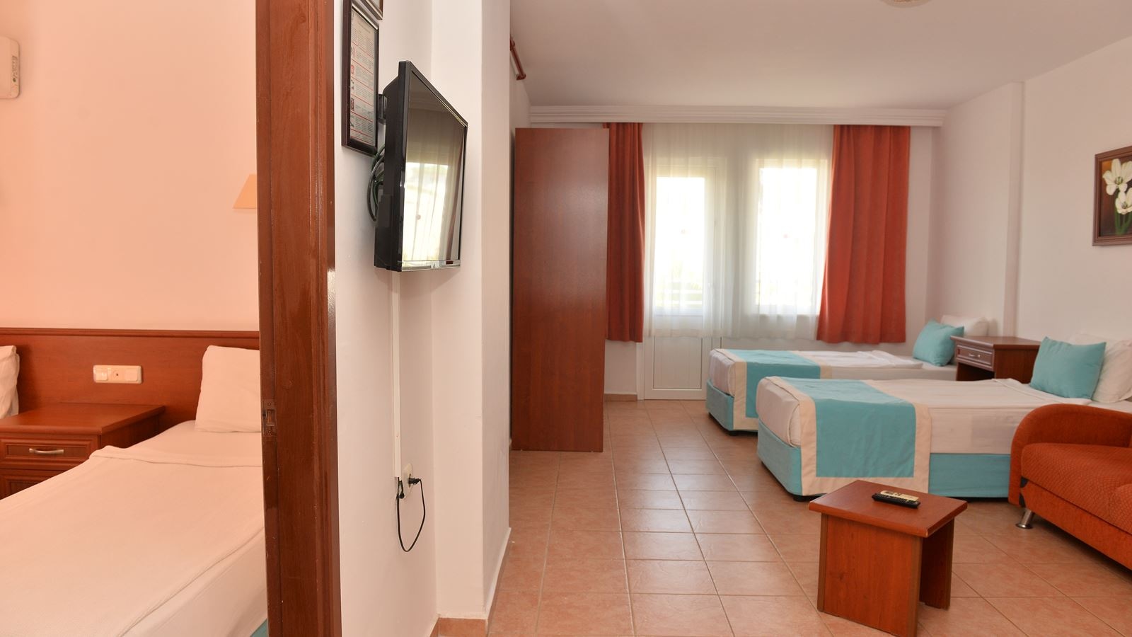 rooms-family-room-1-bedroom