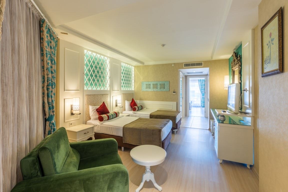 rooms-aile-odasi-kara-manzarali