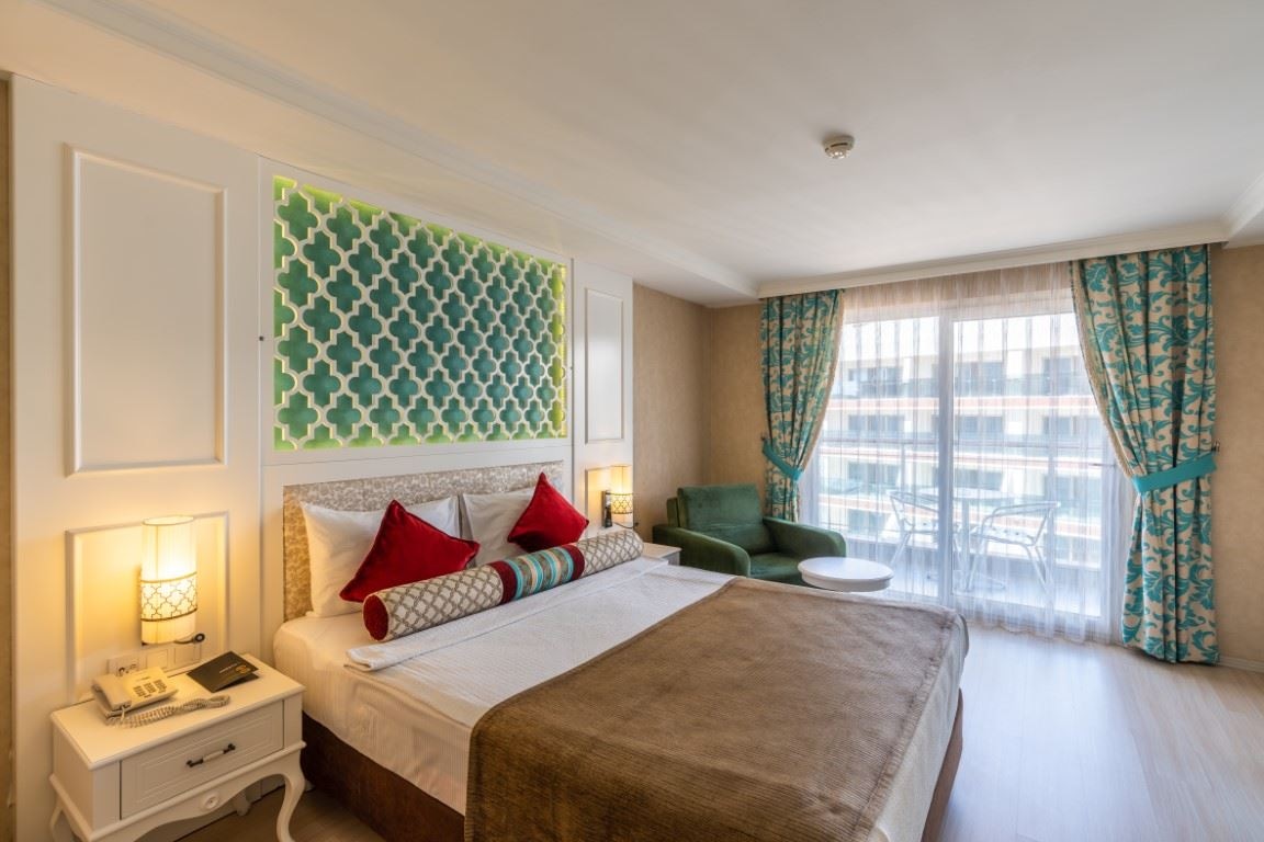 rooms-aile-odasi-kara-manzarali