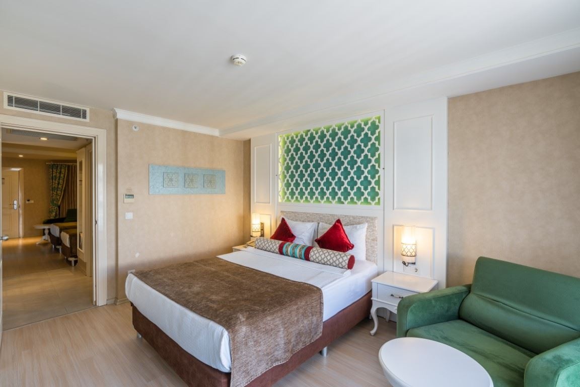 rooms-aile-odasi-kara-manzarali