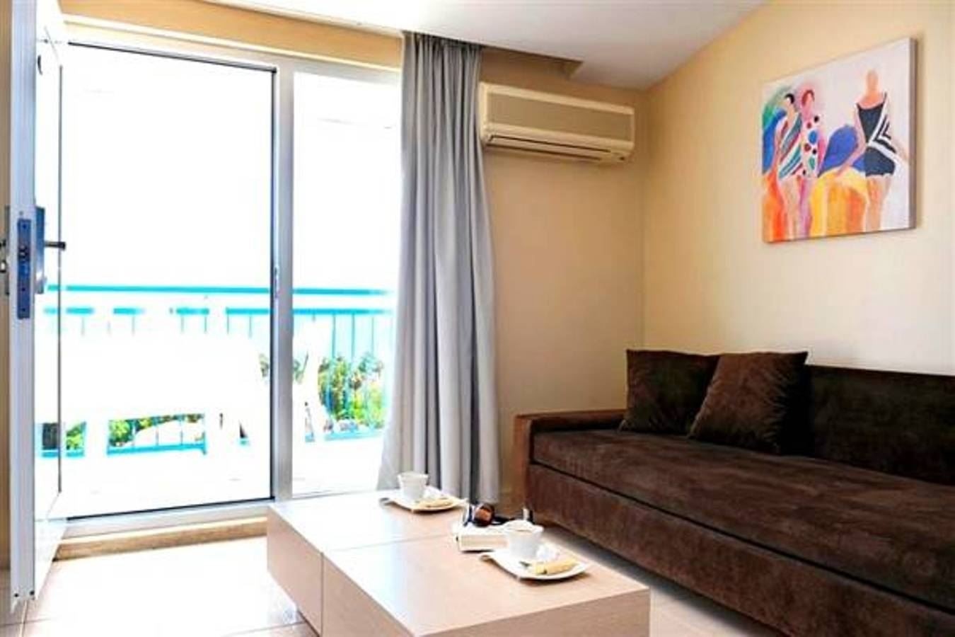 rooms-standard-room-pool-garden