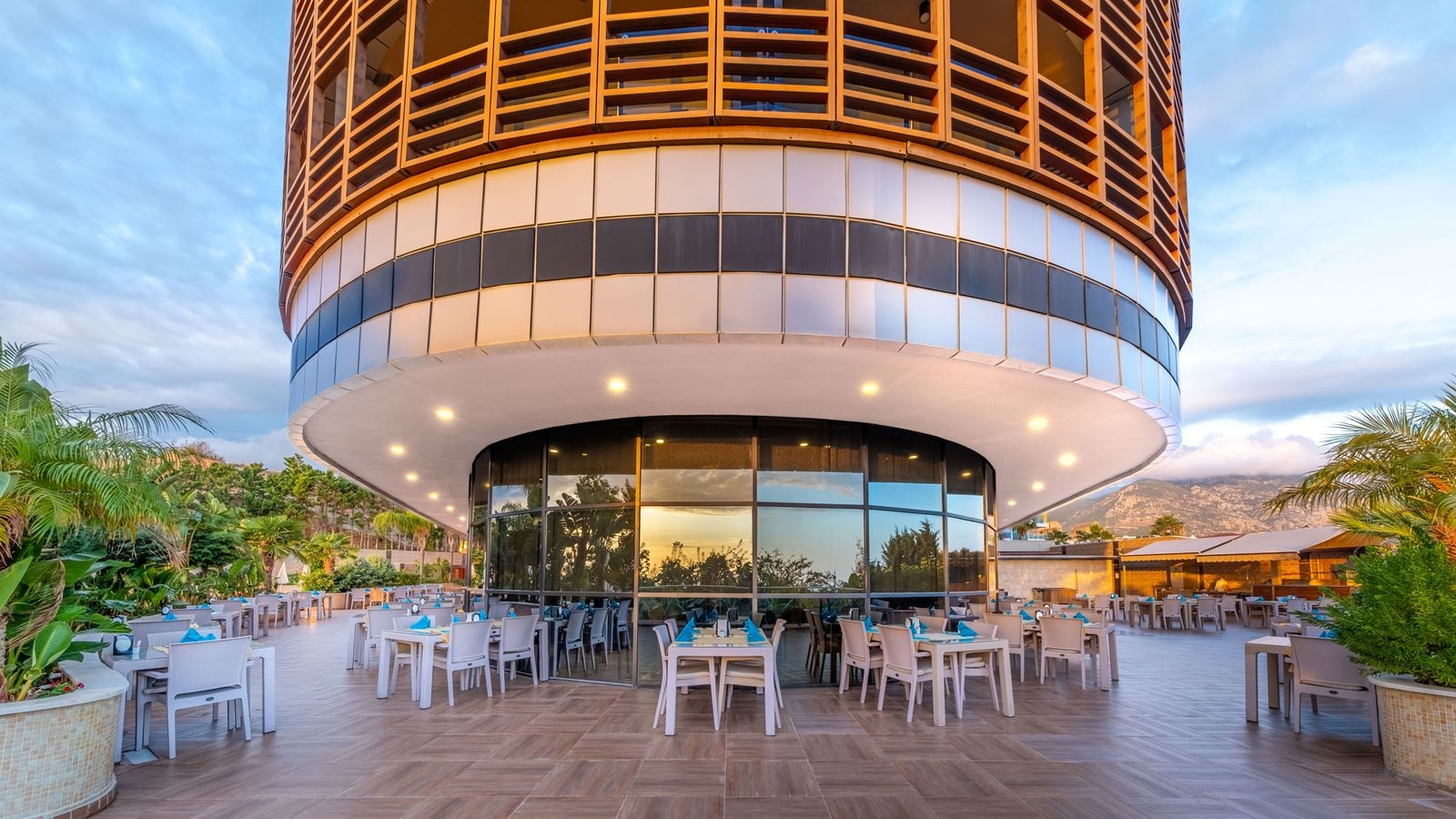 restaurants-main-restaurant--terrace