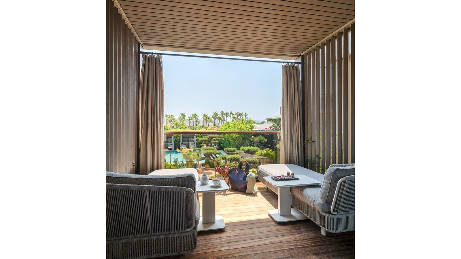 rooms-1-bedroom-suite-pool-view-terrace